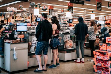 Oregon 'daki Safeway süpermarket zincirinden alışveriş yapan müşteriler