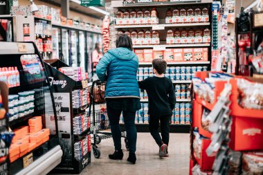 Oregon 'daki Safeway süpermarket zincirinden alışveriş yapan müşteriler