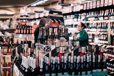 Oregon 'daki Safeway süpermarket zincirinden alışveriş yapan müşteriler