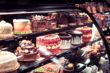 Safeway American süpermarket zincirinde satılık renkli pastalar