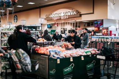 Oregon 'daki Safeway süpermarket zincirinden alışveriş yapan müşteriler