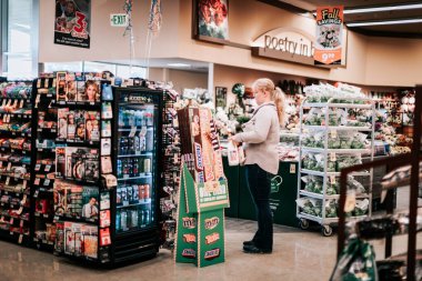 Oregon 'daki Safeway süpermarket zincirinden alışveriş yapan müşteriler