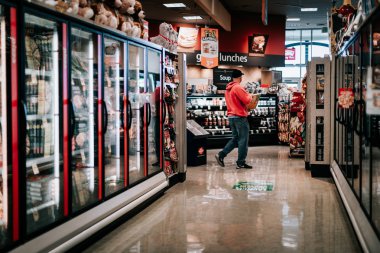 Safeway American süpermarketinde raflar dolusu market ürünleri, Oregon