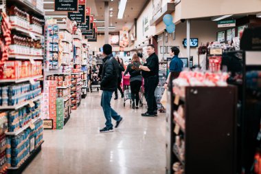 Oregon 'daki Safeway süpermarket zincirinden alışveriş yapan müşteriler