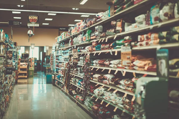 Filas de estantes con productos de comestibles en el supermercado americano Safeway, Oregon — Foto de Stock