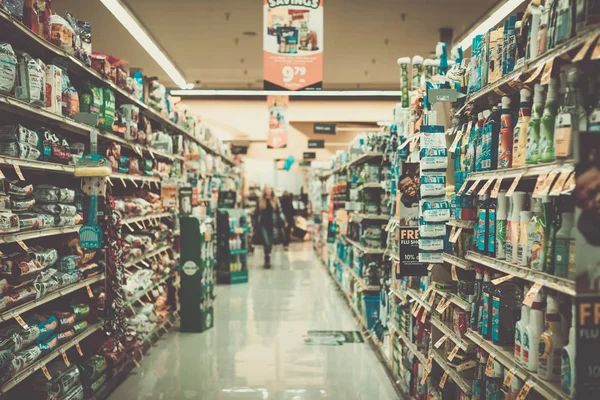 Rows of shelves with grocery products in Safeway american supermarket, Oregon — Stock Photo, Image