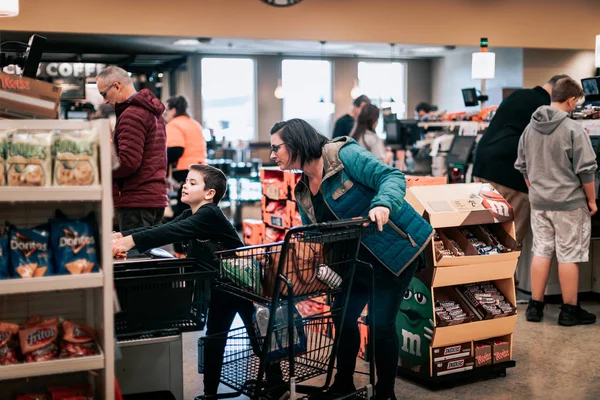 Oregon 'daki Safeway süpermarket zincirinden alışveriş yapan müşteriler