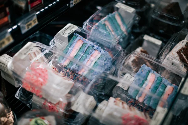Torte colorate confezionate in vendita presso la catena di supermercati americani Safeway — Foto Stock