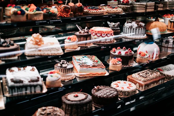 Kleurrijke taarten op etalage te koop bij Safeway Amerikaanse supermarktketen — Stockfoto