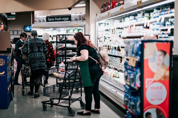 Покупатели в сети супермаркетов Safeway в Орегоне — стоковое фото