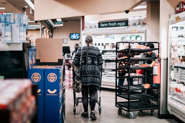 Покупатели в сети супермаркетов Safeway в Орегоне — стоковое фото