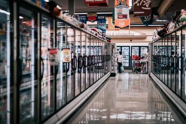 Filas de estantes con productos de comestibles en el supermercado americano Safeway, Oregon — Foto de Stock