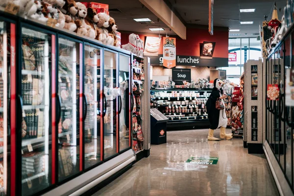 Filas de estantes con productos de comestibles en el supermercado americano Safeway, Oregon — Foto de Stock