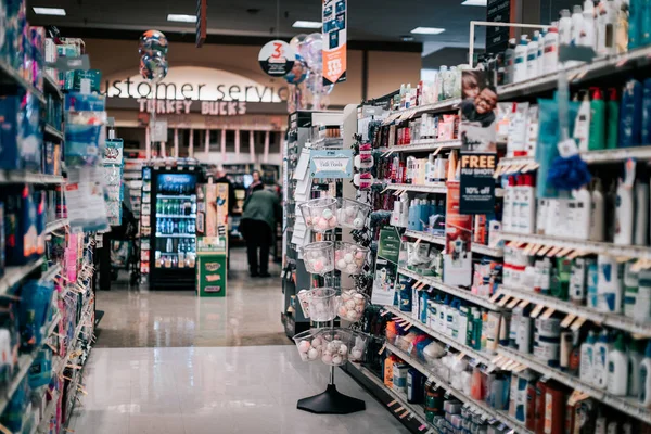 Filas de estantes con productos de comestibles en el supermercado americano Safeway, Oregon — Foto de Stock