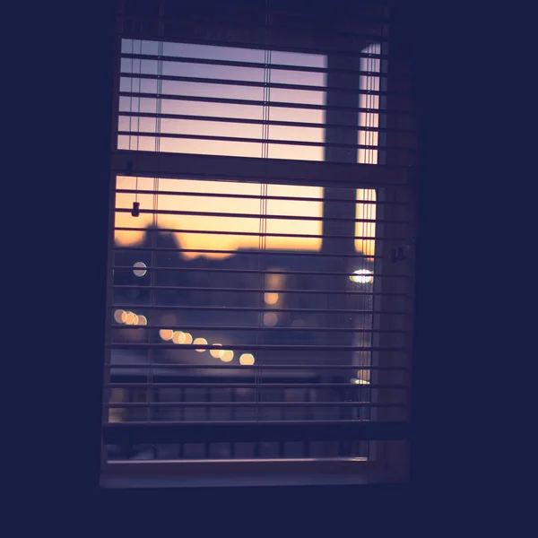 Προβολή στην όμορφη ανατολή του ηλίου από το παράθυρο — Φωτογραφία Αρχείου