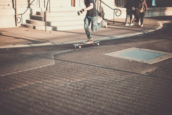 Skateboarder skate no pôr do sol parque de outono — Fotografia de Stock
