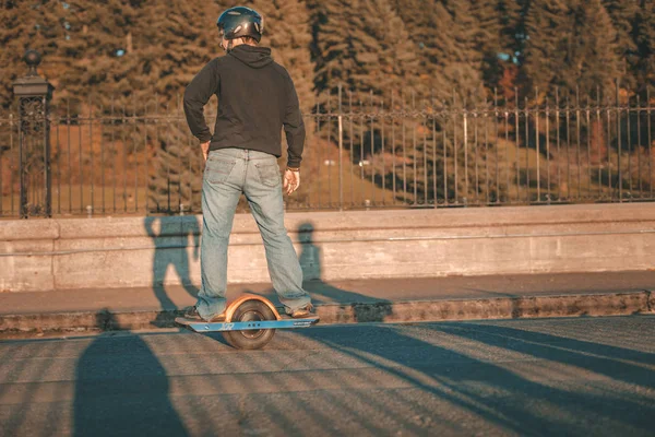 Skateboarder skateboarding at Mt. Водосховище Табор у штаті Орегон. — стокове фото