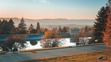 Dağ manzarası. Tabor 'un su deposu Oregon' da park halinde.