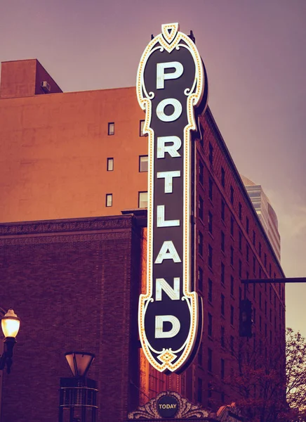 Blaues Portland-Schild aus den 30er Jahren am Backsteingebäude in Portland — Stockfoto