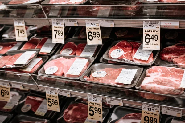 Productos cárnicos en estantes en un supermercado Safeway — Foto de Stock