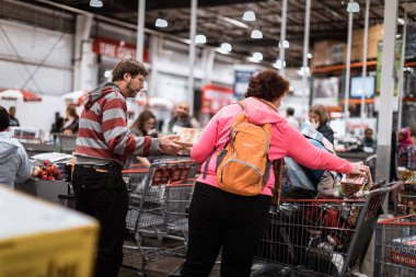 Costco Toptan Satış 'ta arabalı insanlar. Costco sadece üyelik zinciri işleten çok uluslu bir Amerikan şirketidir.
