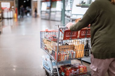 Costco Toptan Satış 'ta arabalı insanlar