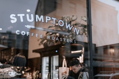 Portland 'ın merkezindeki ünlü Stumptown Kahve Kızartıcıları.