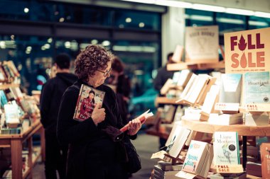 Powell 's Books' un çekimleri. Portland 'ın merkezindeki dünyanın en büyük ikinci el ve yeni kitapçısı.
