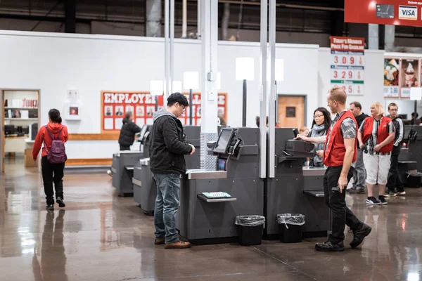 Imagen interior de Costco Wholesale. Costco es una corporación multinacional estadounidense que opera una cadena de miembros solamente — Foto de Stock