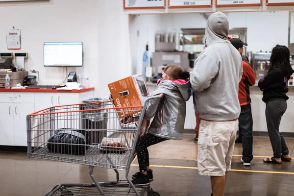 Lidé s vozíky v Costco Velkoobchod. Costco je americká nadnárodní korporace, která provozuje pouze řetězec členství — Stock fotografie