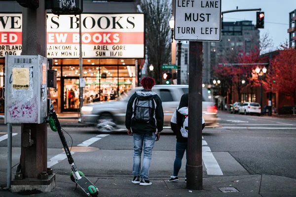 Gente que va a Powell 's Books, donde está la librería usada y nueva más grande del mundo en el centro de Portland — Foto de Stock