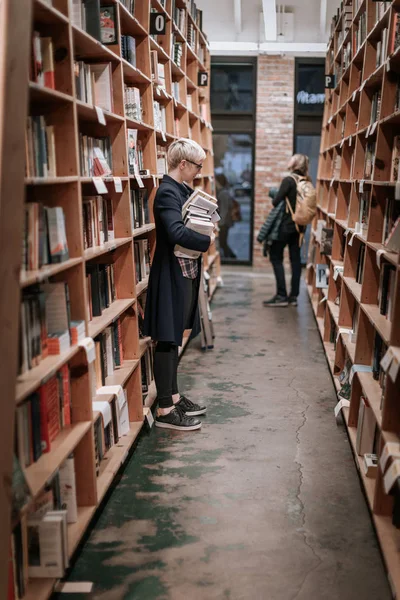 Powell's Books, est la plus grande librairie d'occasion et nouvelle au centre-ville de Portland — Photo