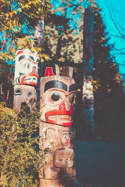 Kuzey Vancouver 'daki Capilano Köprü Parkı' nda Totem Polonyalıları — Stok fotoğraf