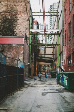 Tepemizde elektrik kabloları ve çöp kutularıyla tenha bir arka sokak. Vancouver Gastown bölgesi