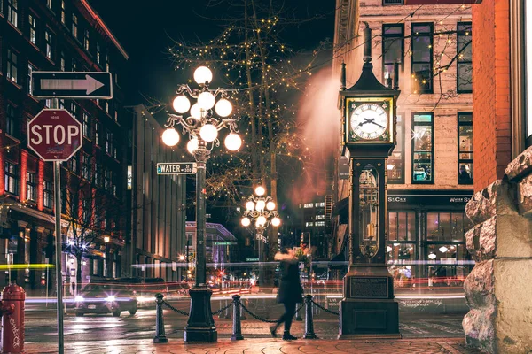 Den berömda Ångklockan i Gastown i Vancouver stad med bilar lätta spår på natten — Stockfoto