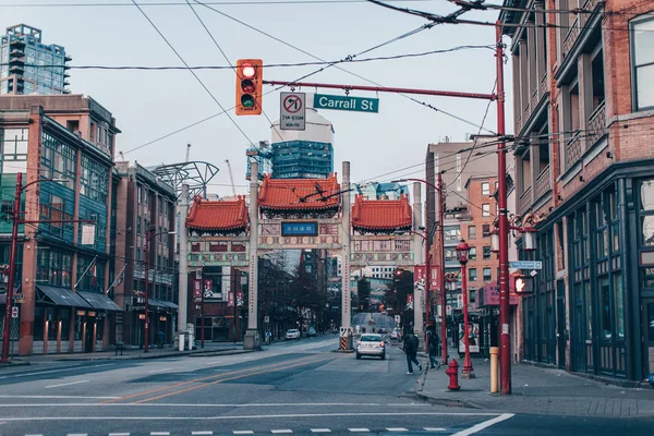 Vancouver, Çin Mahallesi Pender Caddesi 'ndeki Milenyum Kapısı. — Stok fotoğraf