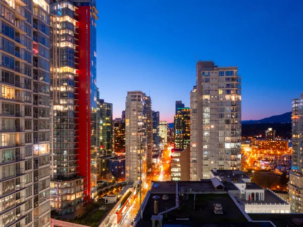Panorama manzaralı ya da kocaman camlı gökdelenli Vancouver şehri — Stok fotoğraf