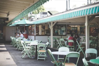 Los Angeles, Kaliforniya - 18 Şubat 2020: Los Angeles 'taki Çiftçi Pazarı. Pazar yeri 100 'den fazla satıcı sunuyor ve haftanın yedi günü açık..
