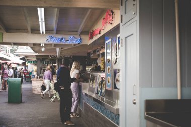 Los Angeles, Kaliforniya - 18 Şubat 2020: Los Angeles 'taki Çiftçi Pazarı. Pazar yeri 100 'den fazla satıcı sunuyor ve haftanın yedi günü açık..