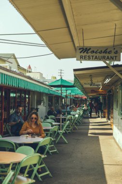 Los Angeles, Kaliforniya - 18 Şubat 2020: Los Angeles 'taki Çiftçi Pazarı. Pazar yeri 100 'den fazla satıcı sunuyor ve haftanın yedi günü açık..