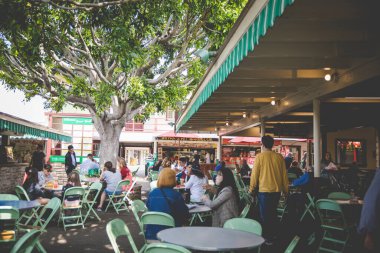 Los Angeles, Kaliforniya - 18 Şubat 2020: Los Angeles 'taki Çiftçi Pazarı. Pazar yeri 100 'den fazla satıcı sunuyor ve haftanın yedi günü açık..