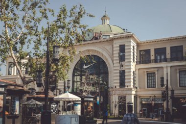 Los Angeles, Kaliforniya - 18 Şubat 2020: Çiftçi Pazarı Korusu, Los Angeles 'ta perakende ve eğlence merkezi