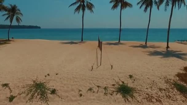 空中︰ 飞行在棕榈海滩上。浜道。普吉岛。泰国. — 图库视频影像