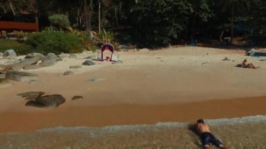 Robot video: sahilde düğün çiçek arch uzak. Phuket. Tayland.