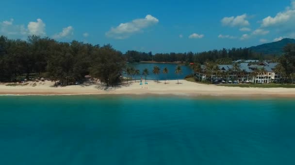 Vista aérea: Vôo para fora da praia da palma. Bang Tao. Phuket. Tailândia . — Vídeo de Stock