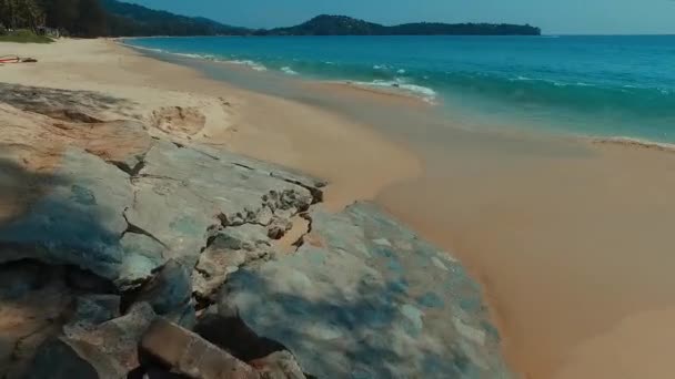 Flyg över vågor på Bang Tao stranden. Phuket. Thailand. — Stockvideo