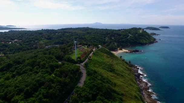 Vista aérea. Moinho de vento Promthep e praia Yanui. Phuket. Tailândia — Vídeo de Stock