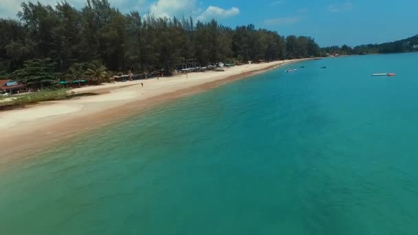 Vuelo sobre la playa de Bang Tao. Phuket. Tailandia. Vista aérea . — Vídeos de Stock