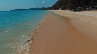 Uçuş dalgalar Bang Tao Beach yakınındaki. Phuket. Tayland.