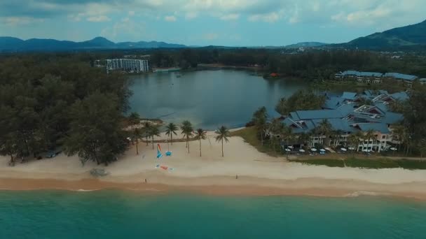 Panorama. Voando sobre Bang Tao Beach. Phuket. Tailândia. Vista aérea . — Vídeo de Stock
